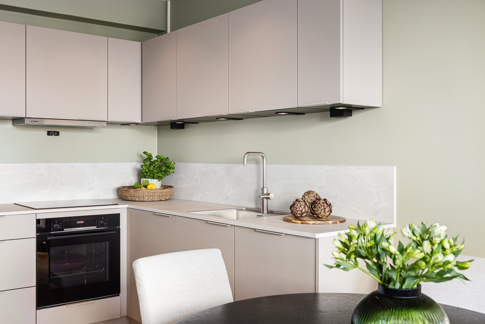 Kjøkkenet er fullt utstyrt med integrert kjøl-/fryseskap, oppvaskmaskin, stekeovn og platetopp, samt en kullfiltervifte over stekesonen Galleribilde