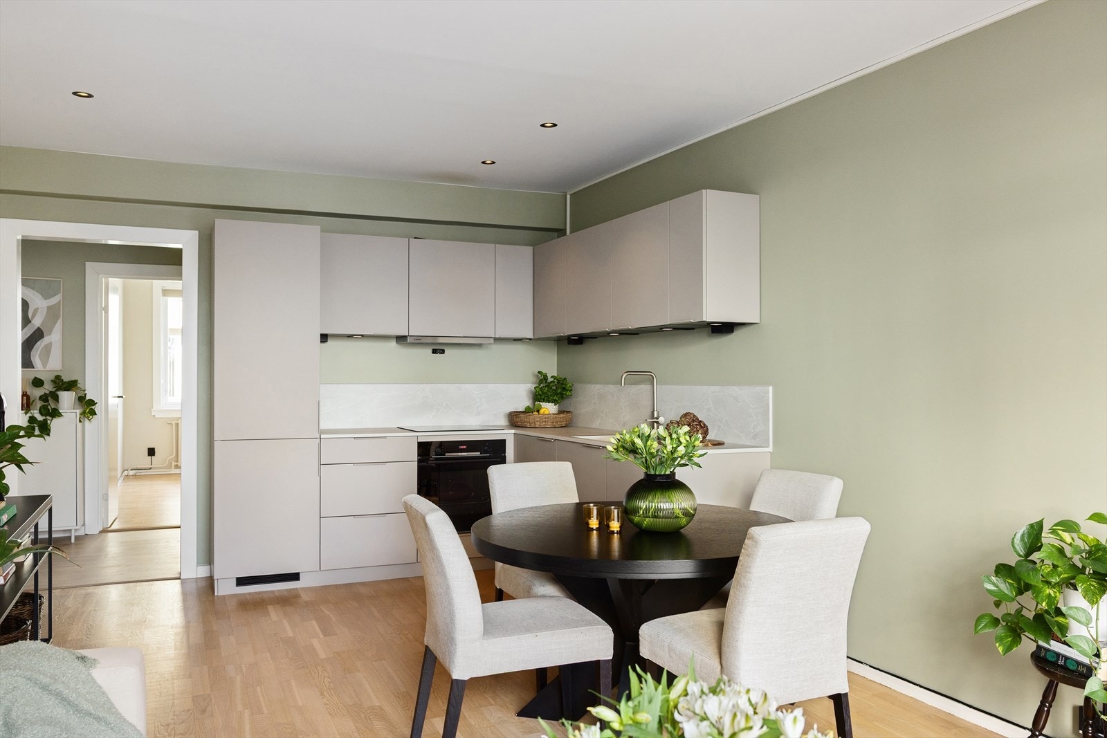 Stilren kjøkkeninnredning fra Kvik med moderne, glatte fronter Galleribilde