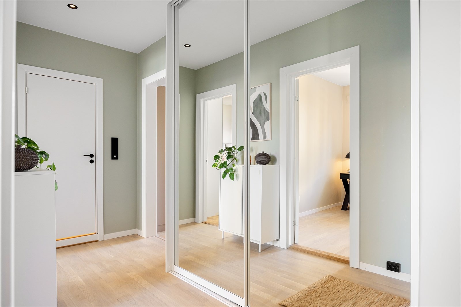 Den romslige skyvedørsgarderoben med speilfronter gir både rikelig oppbevaringsplass og en luftig følelse i rommet Galleribilde