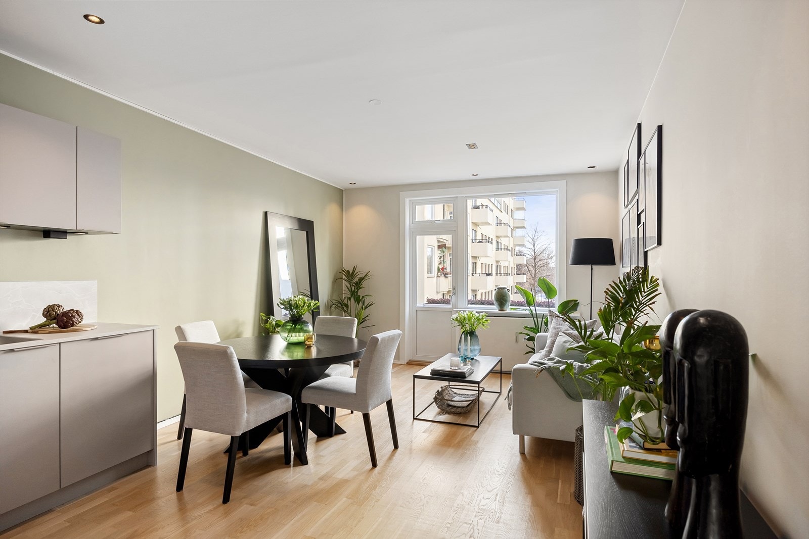 Lys og luftig stue med åpen løsning mot kjøkkenet, som gir en sosial og funksjonell planløsning. Galleribilde