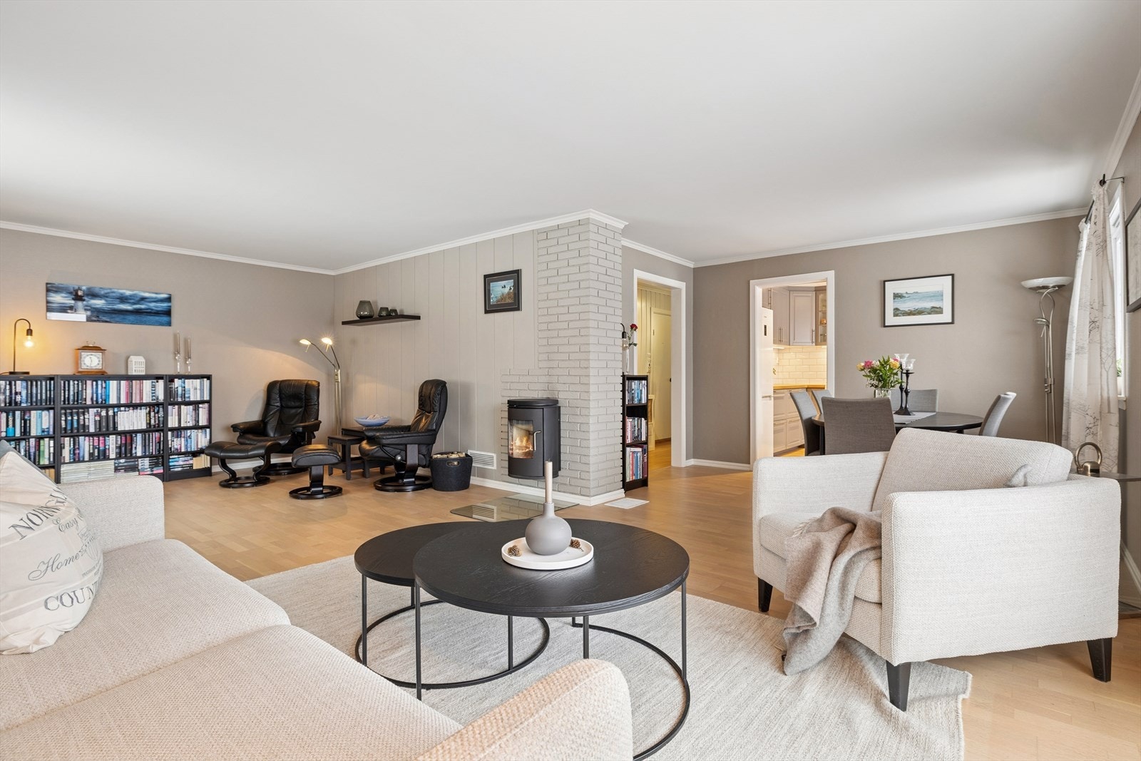 Her kan du sikre deg en innholdsrik og velholdt enebolig like ved Tangvall sentrum! Galleribilde