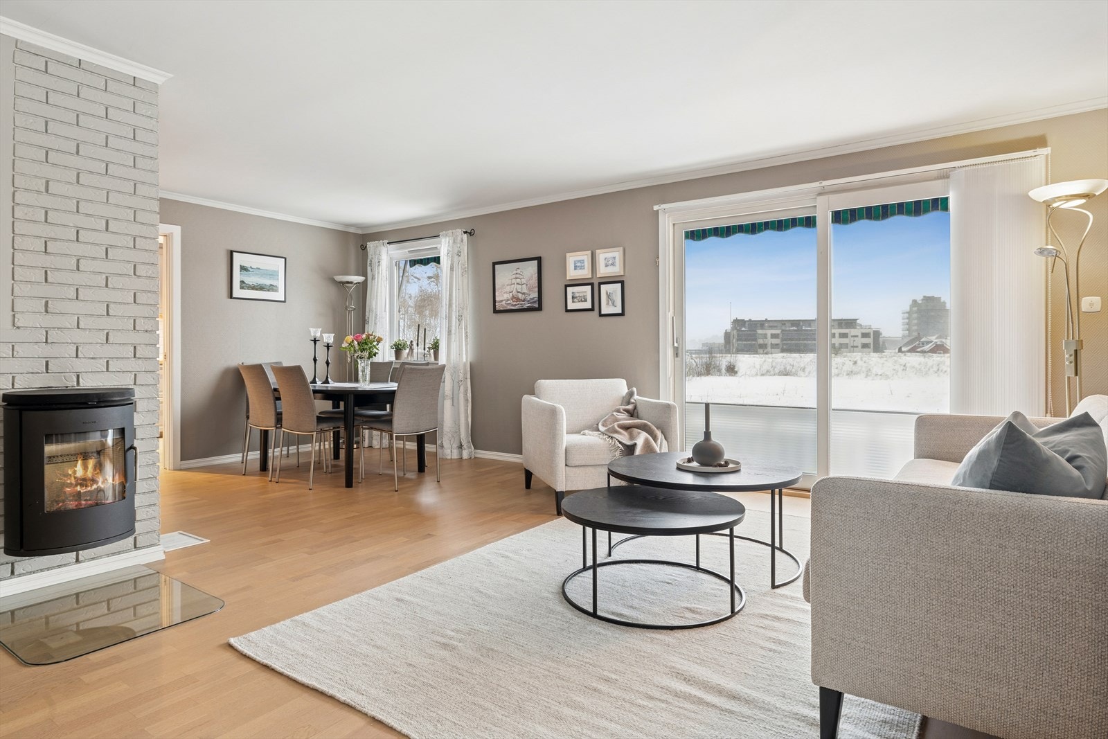 Stue. Det gjøres oppmerksom på at fotballhall blir reist på nabotomt i front av boligen, se salgsoppgave for utfyllende informasjon. Galleribilde