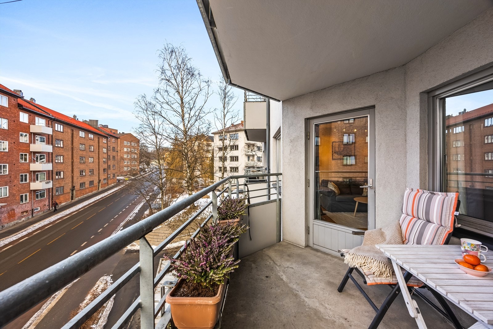 På balkongen kan du enkelt skape en koselig uteoase med utemøbler, beplantning og en gassgrill. Galleribilde