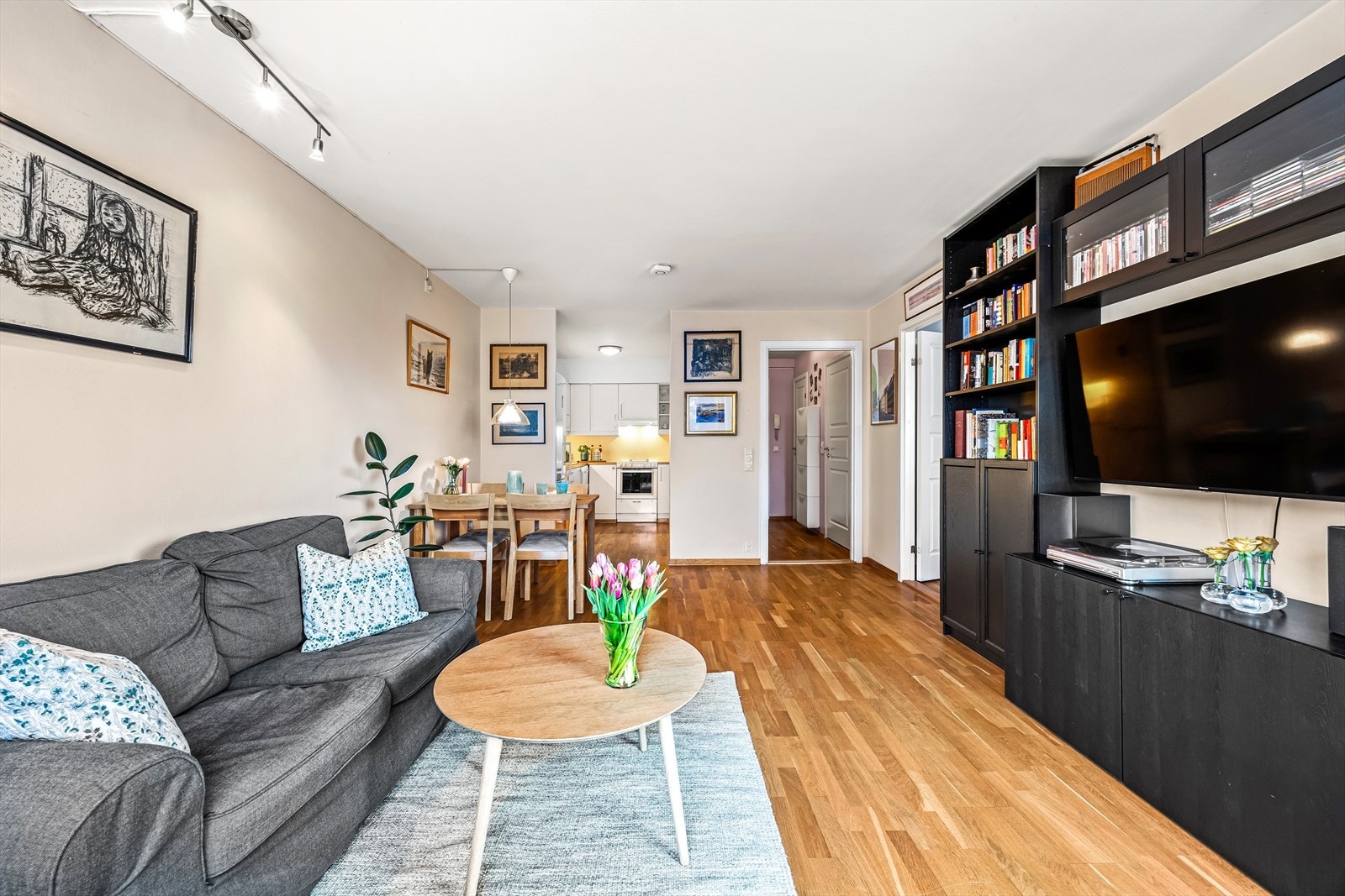 Kabel-TV og internett er inkludert i felleskostnadene. Galleribilde