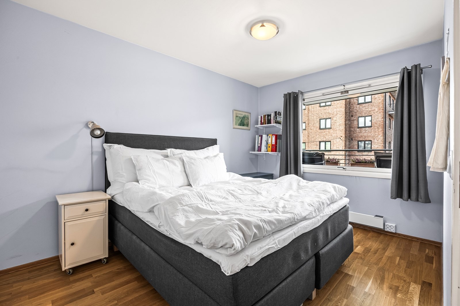 Soverommet er romslig, med plass til dobbeltseng, nattbord og tilhørende møbler. Galleribilde