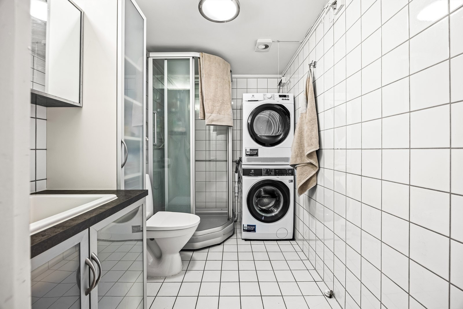 Flott, flislagt baderom med elektrisk gulvvarme. Galleribilde