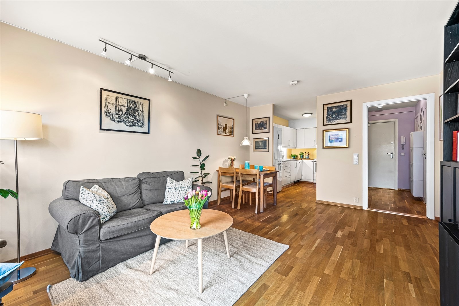 I stuen er det også god plass til et hyggelig spisebord, som gir fine rammer for måltider og sosialt samvær med gjester. Galleribilde