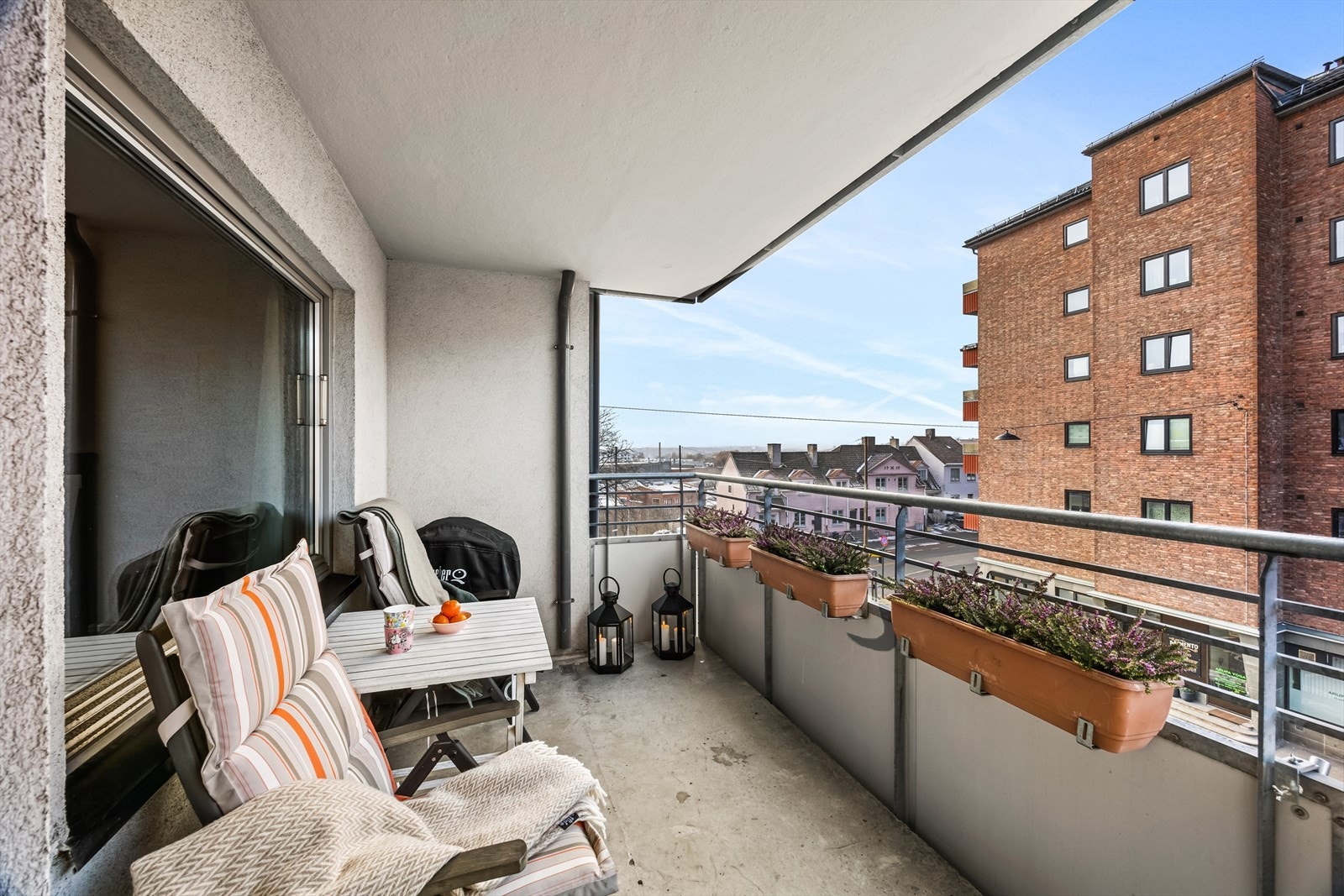 I vår- og sommerhalvåret blir balkongen en naturlig forlengelse av stuen, perfekt for hyggelige stunder med familie og venner. Galleribilde