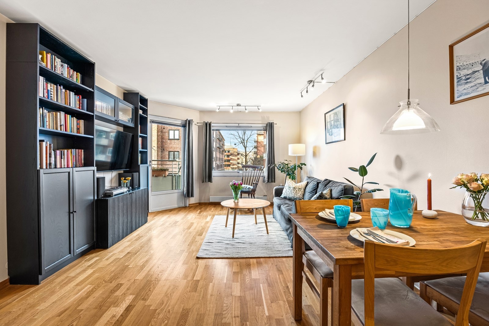 Stuen er lys og luftig med store vindusflater som sørger for rikelig med innslipp av naturlig lys. Galleribilde