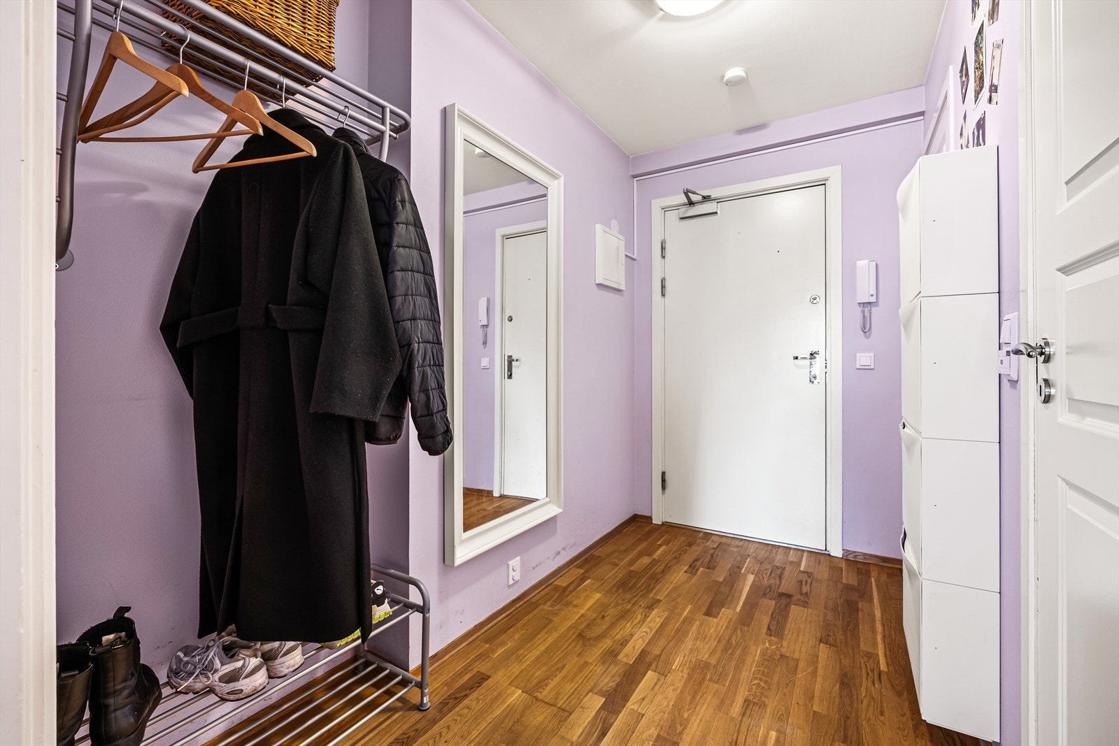 Leiligheten har en romslig entré som skaper et umiddelbart godt førsteinntrykk. Galleribilde