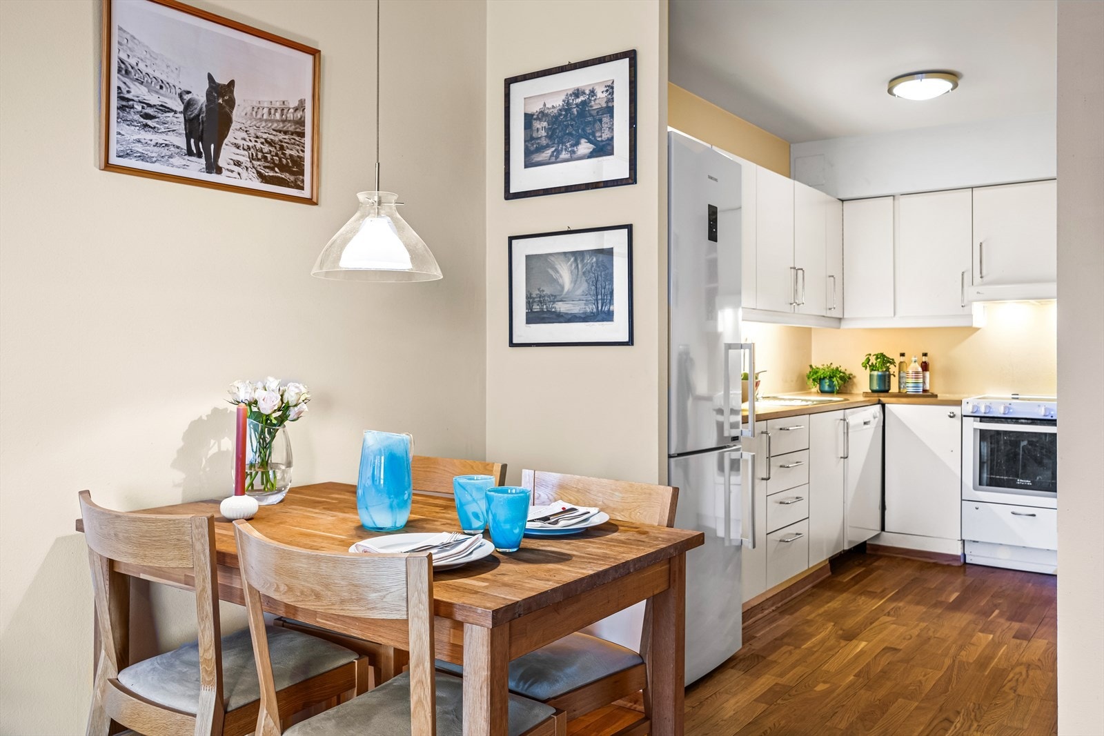 Kjøkkenet ligger i åpen løsning mot stuen, noe som skaper en innbydende og sosial atmosfære. Galleribilde