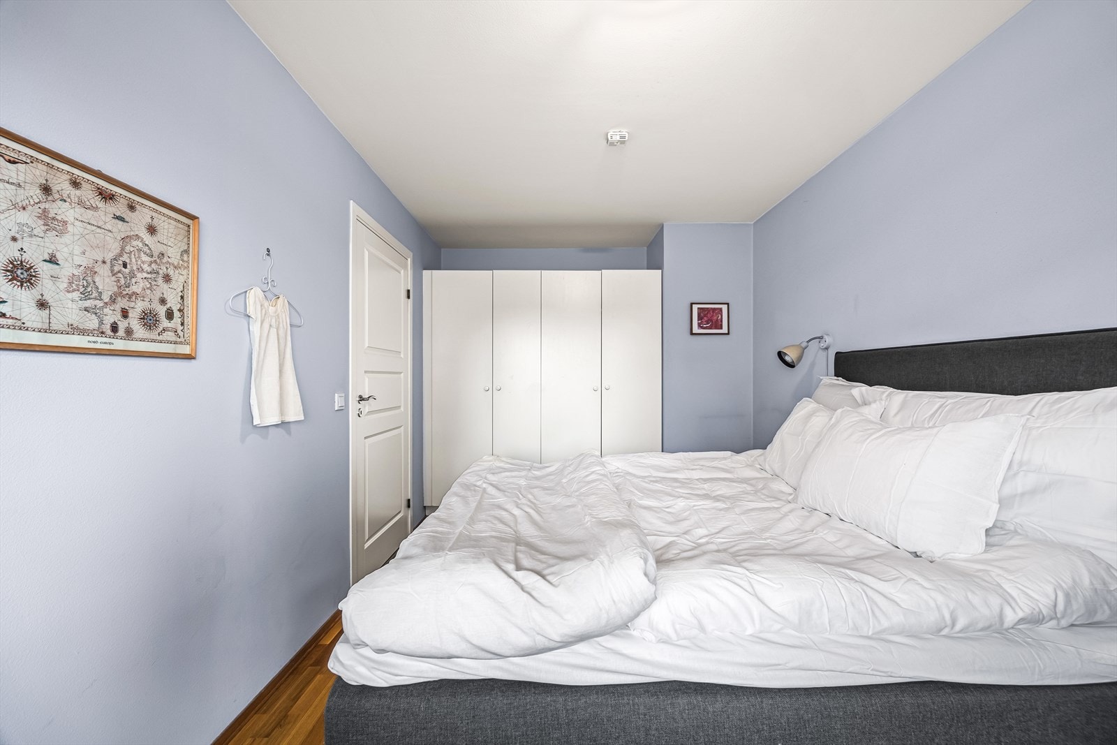 Rommet har også rikelig med oppbevaringsplass i et romslig garderobeskap. Galleribilde