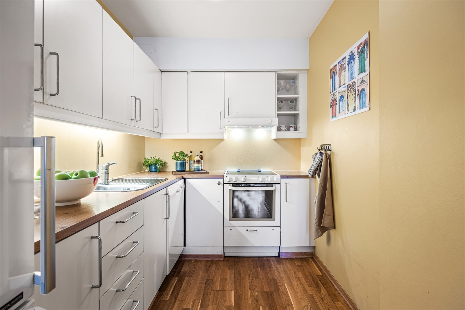 Flott kjøkken med god skap- og benkeplass. Galleribilde