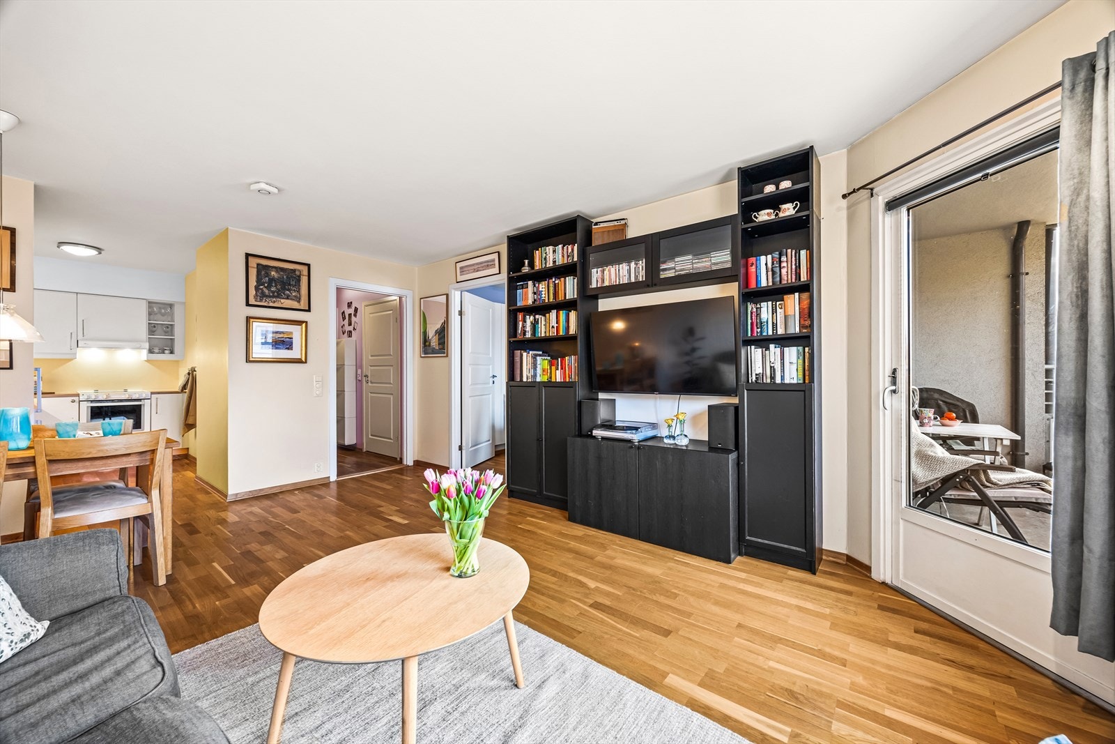 Takhøyden er målt til ca. 2,43 m, noe som bidrar til en romslig og luftig romfølelse. Galleribilde