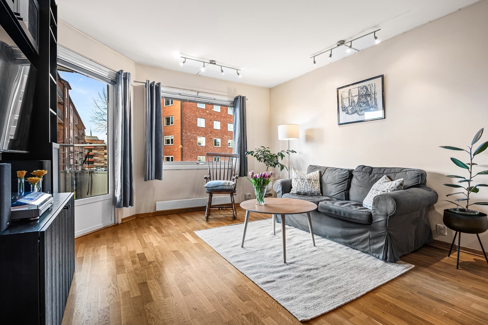 Planløsningen åpner opp for flere møbleringsmuligheter med god plass til sofagruppe, TV-møbler og spisebord med tilhørende stoler. Galleribilde