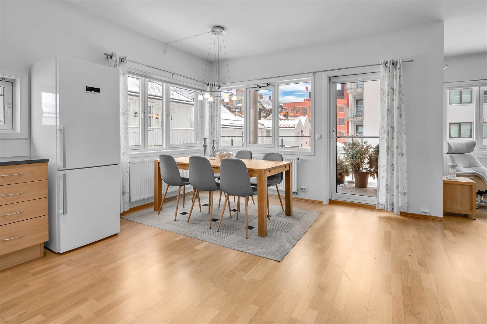 Leiligheten har en lys og romslig åpen stue- og kjøkkenløsning med direkte utgang til en innbydende balkong Galleribilde