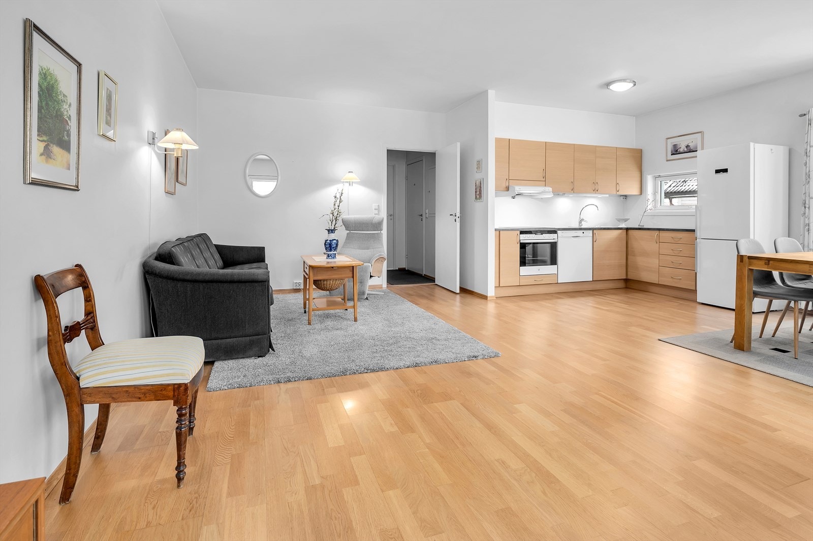 Planløsningen er attraktiv og gjennomtenkt, og gir fleksible og praktiske møbleringsmuligheter i stue- og kjøkkenområdet Galleribilde