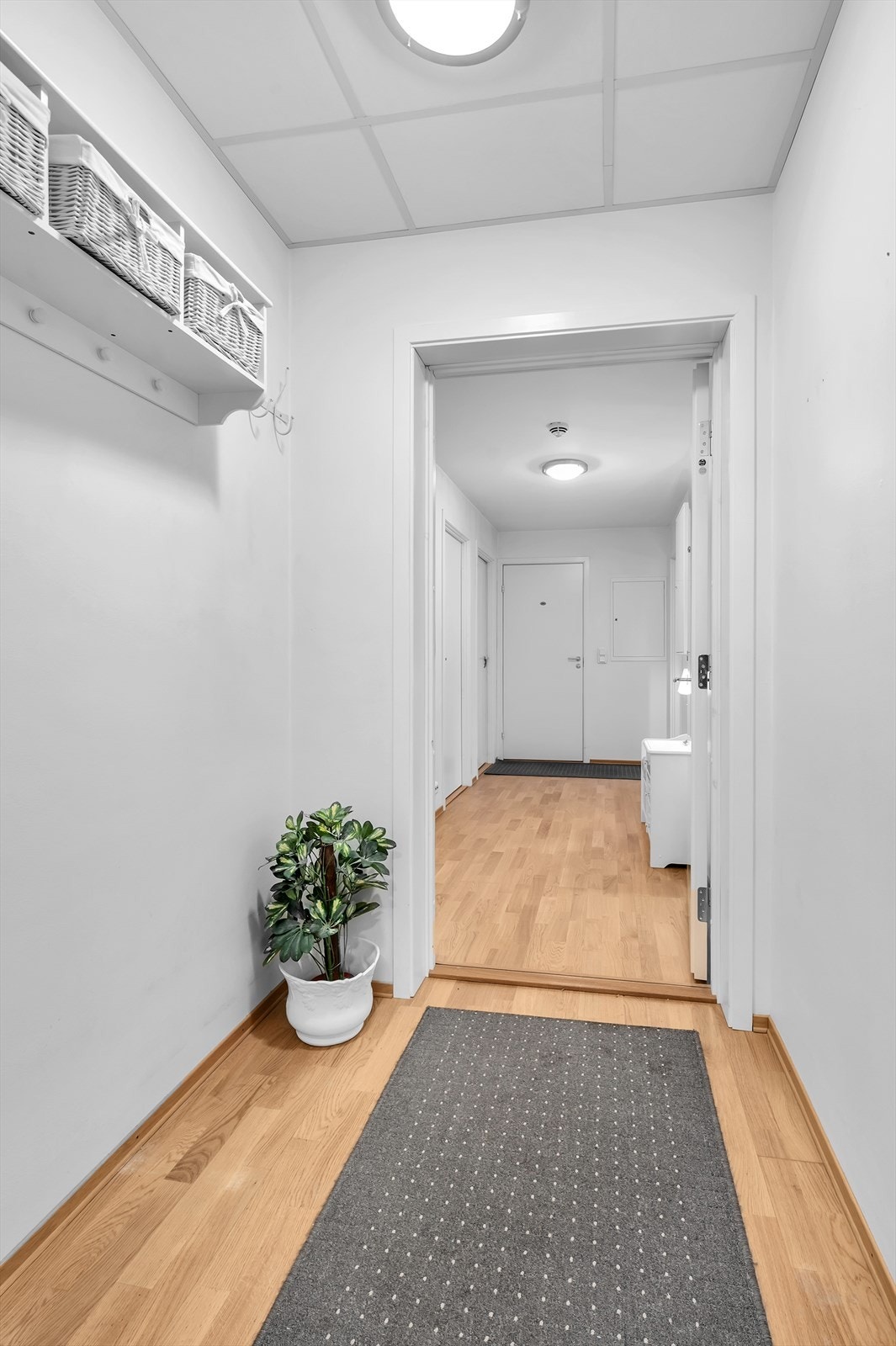 Leiligheten har også en praktisk adskilt entré med god plass til oppbevaring av sko, yttertøy og diverse småting Galleribilde