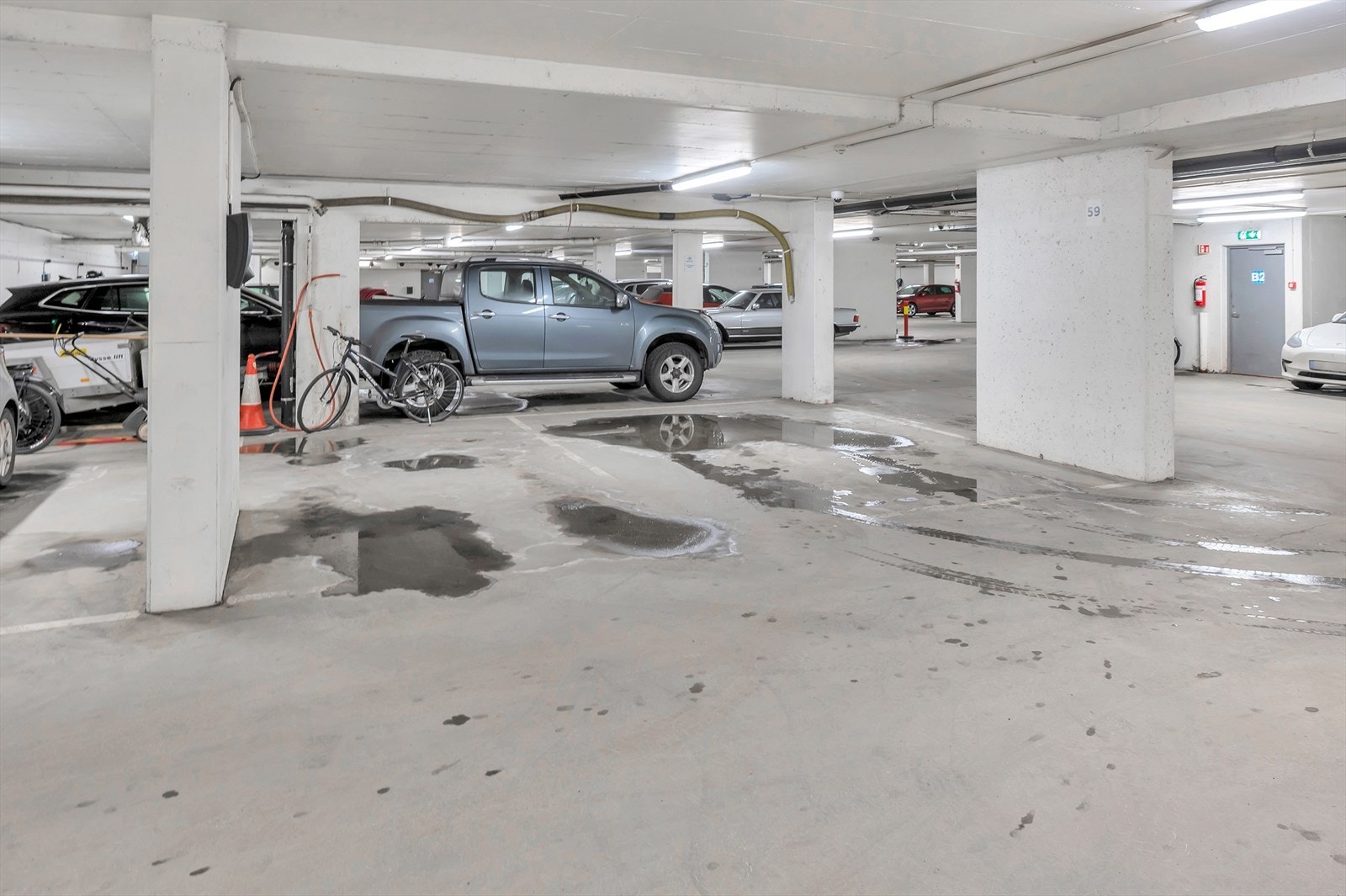 Per i dag er leiligheten tilknyttet en HC-plass. Dersom det oppstår behov for denne plassen fra beboer med gyldig behov, vil tilhørende parkeringsplass bli byttet til en annen plass i anlegget. Galleribilde