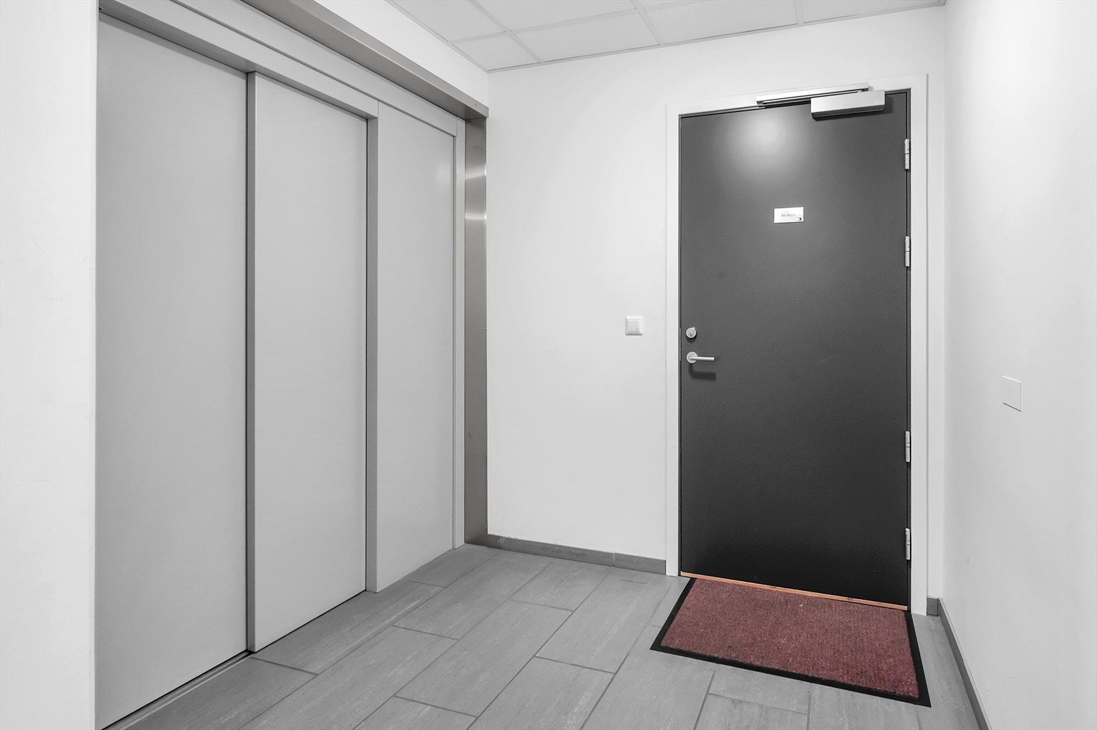 Leiligheten har praktisk inngang nær heisen, ideelt for enkel transport av varer og hverdagsbruk Galleribilde