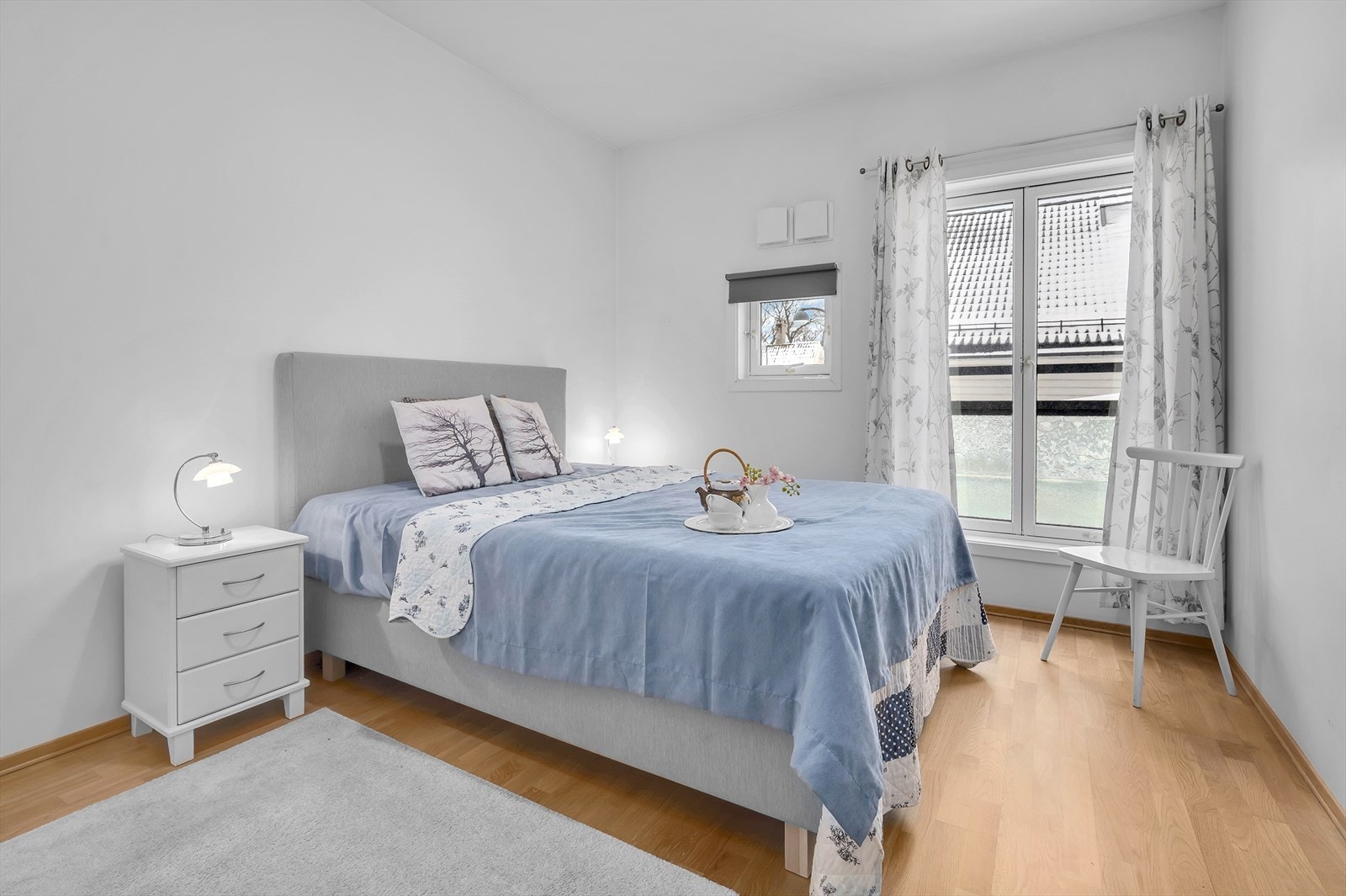 Hovedsoverommet er romslig og gir plass til dobbeltseng, nattbord, garderobeskap og annet ønsket møblement Galleribilde