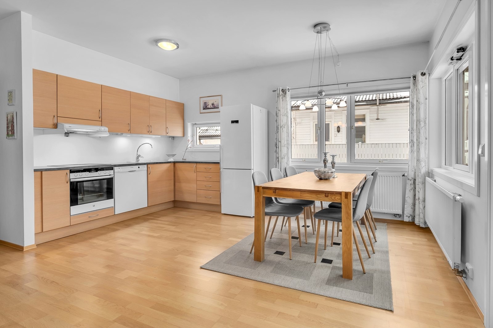 Her er det plass til et stort spisebord - flott for både hverdagsmåltider og selskapelige anledninger Galleribilde