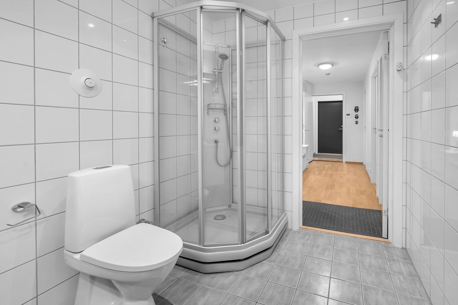 Badet er innredet med nedfelt servant, toalett, dusjkabinett og opplegg for vaskemaskin Galleribilde