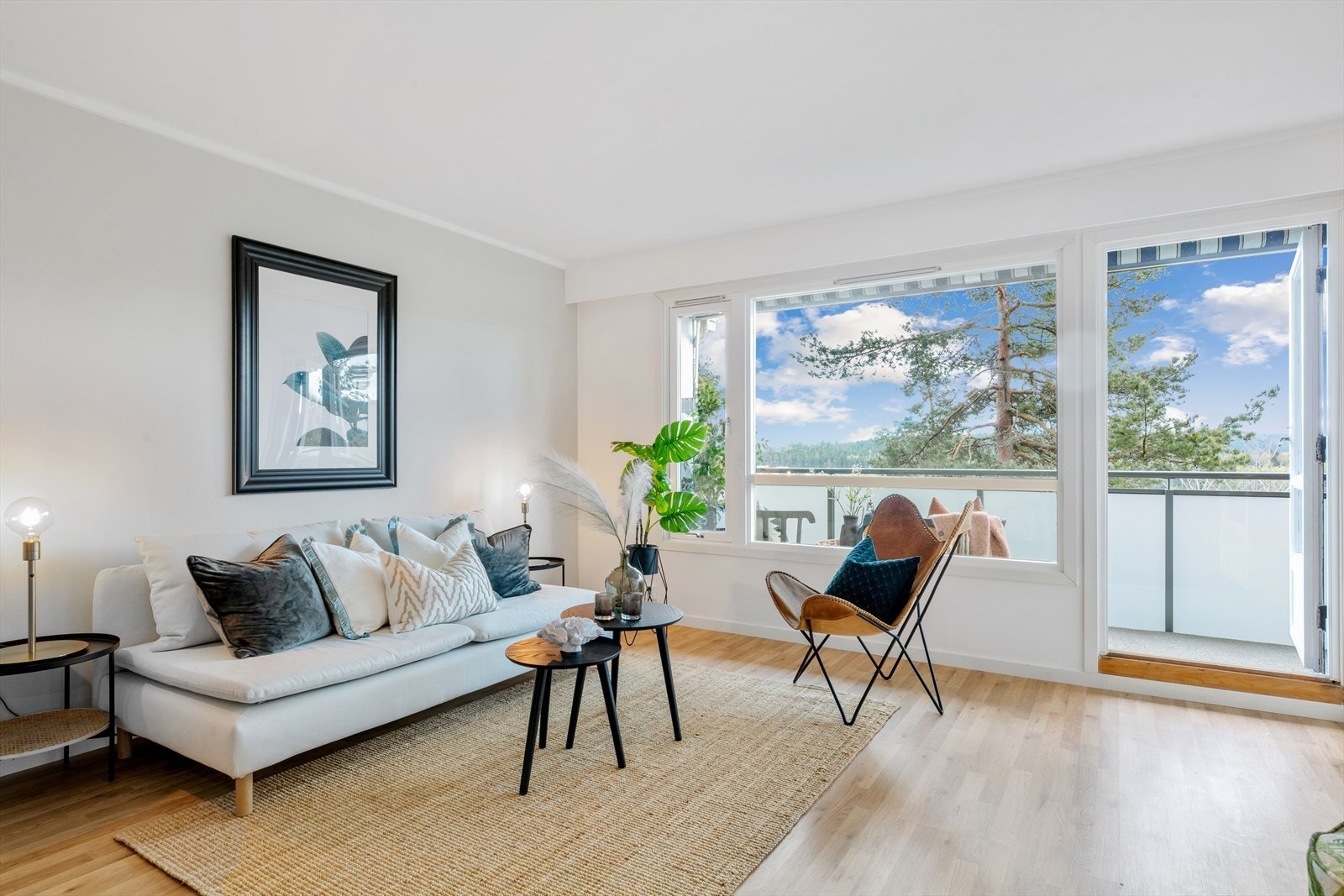 Store vindusflater som gir godt med naturlig lys. Galleribilde