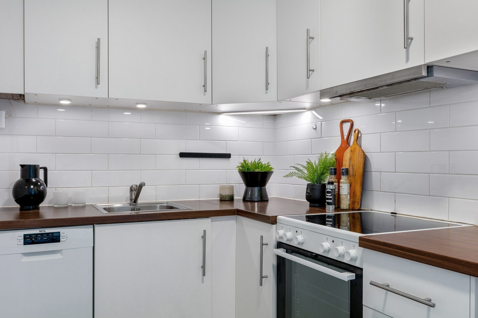 Hvitevarer følger med (komfyr, kjøleskap med fryser og oppvaskmaskin). Galleribilde