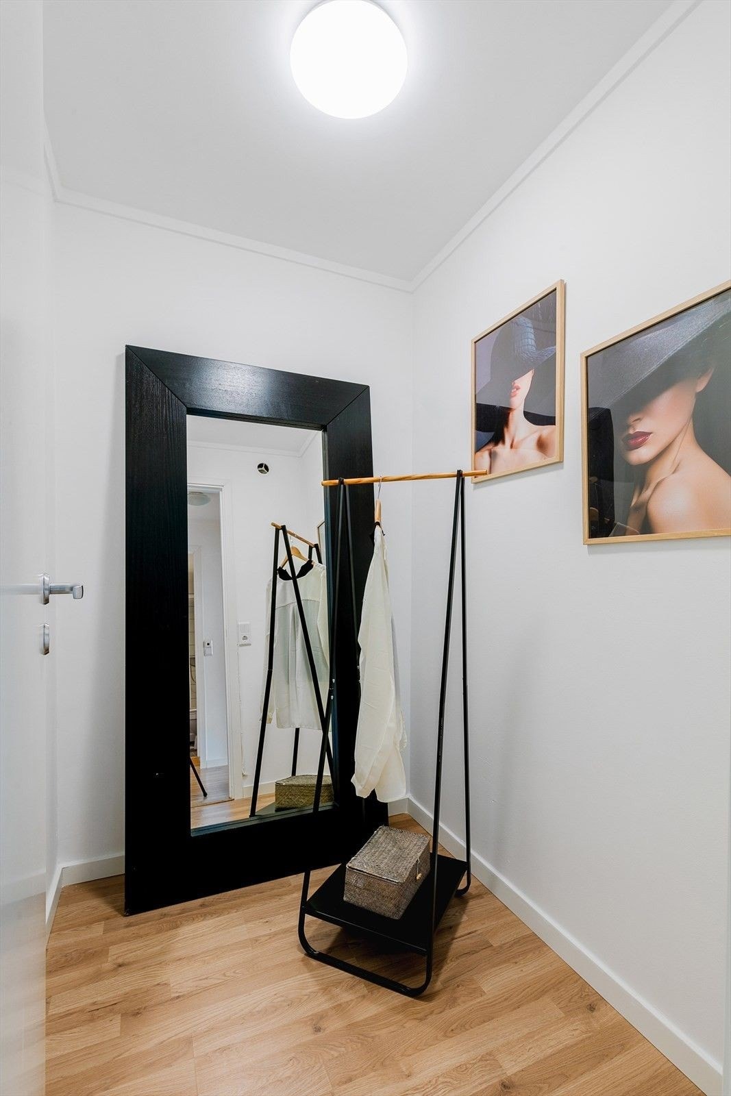 God plass til oppbevaring av yttertøy, klær og sko. Galleribilde