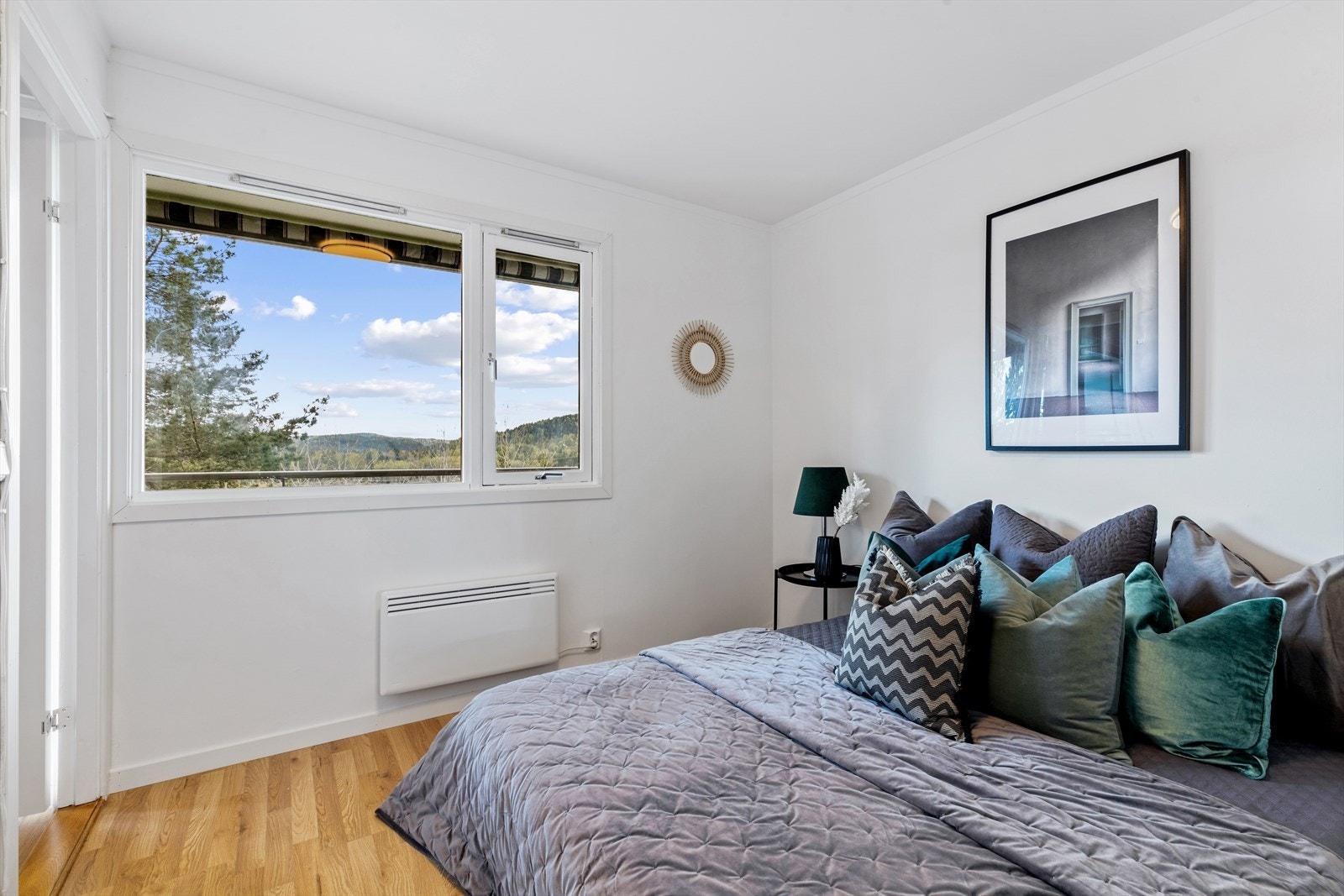 Soverommet har god plass til stor seng og tilhørende nattbord. Galleribilde