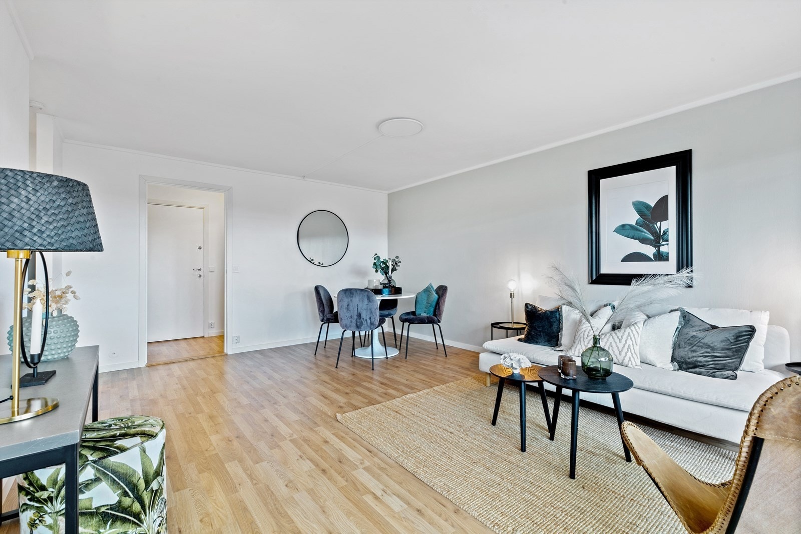 Stuen har plass til både sofagruppe og spisestuebord. Galleribilde