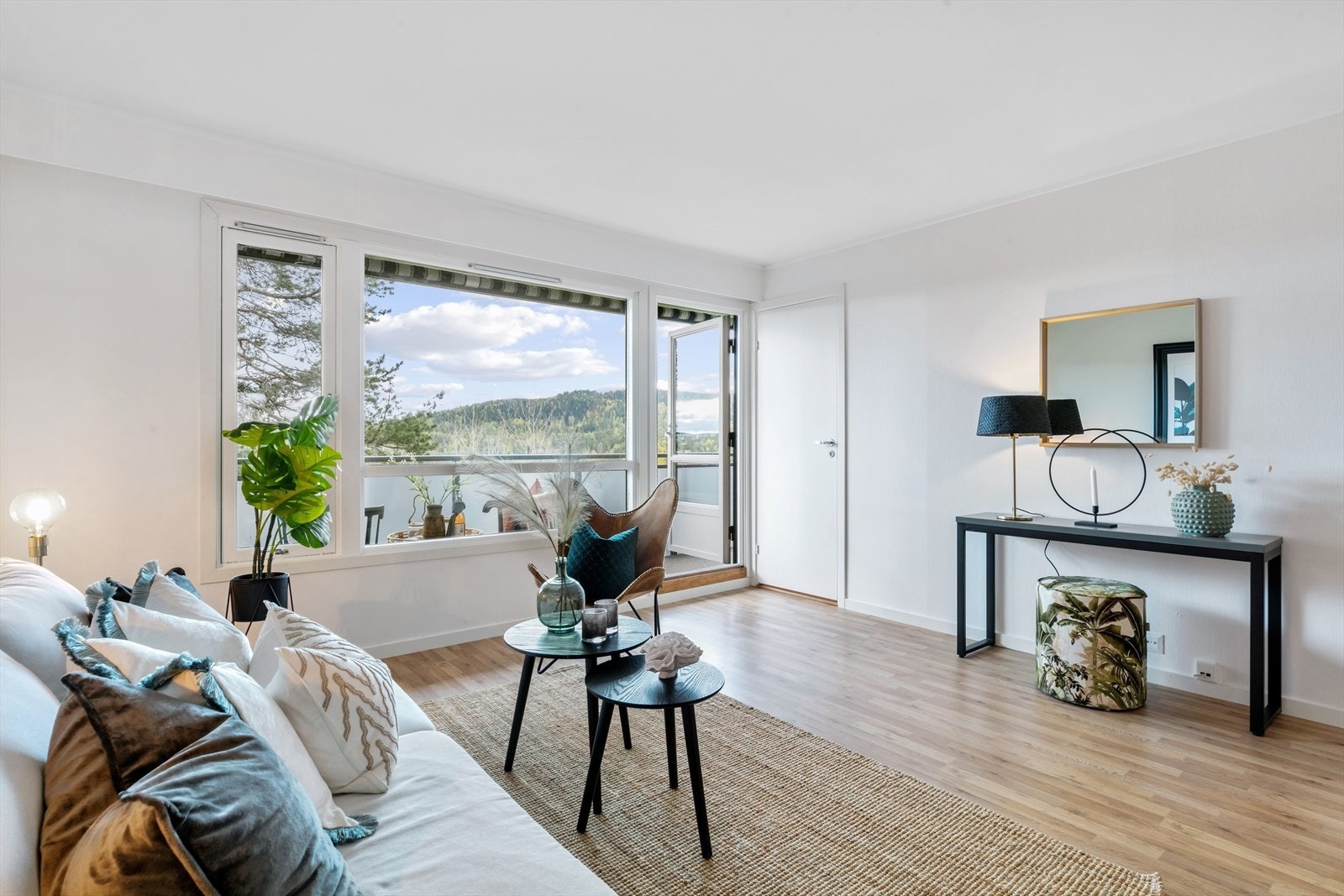 Utgang til sydvendt balkong fra stuen. Galleribilde