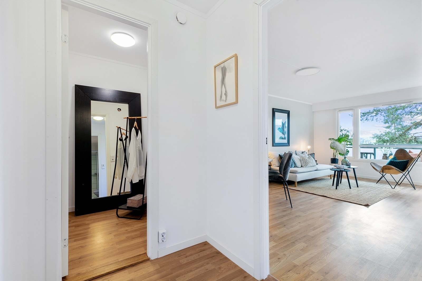 Omkledningsrom ved entréen er perfekt for oppbevaring da bod ikke følger med. Galleribilde