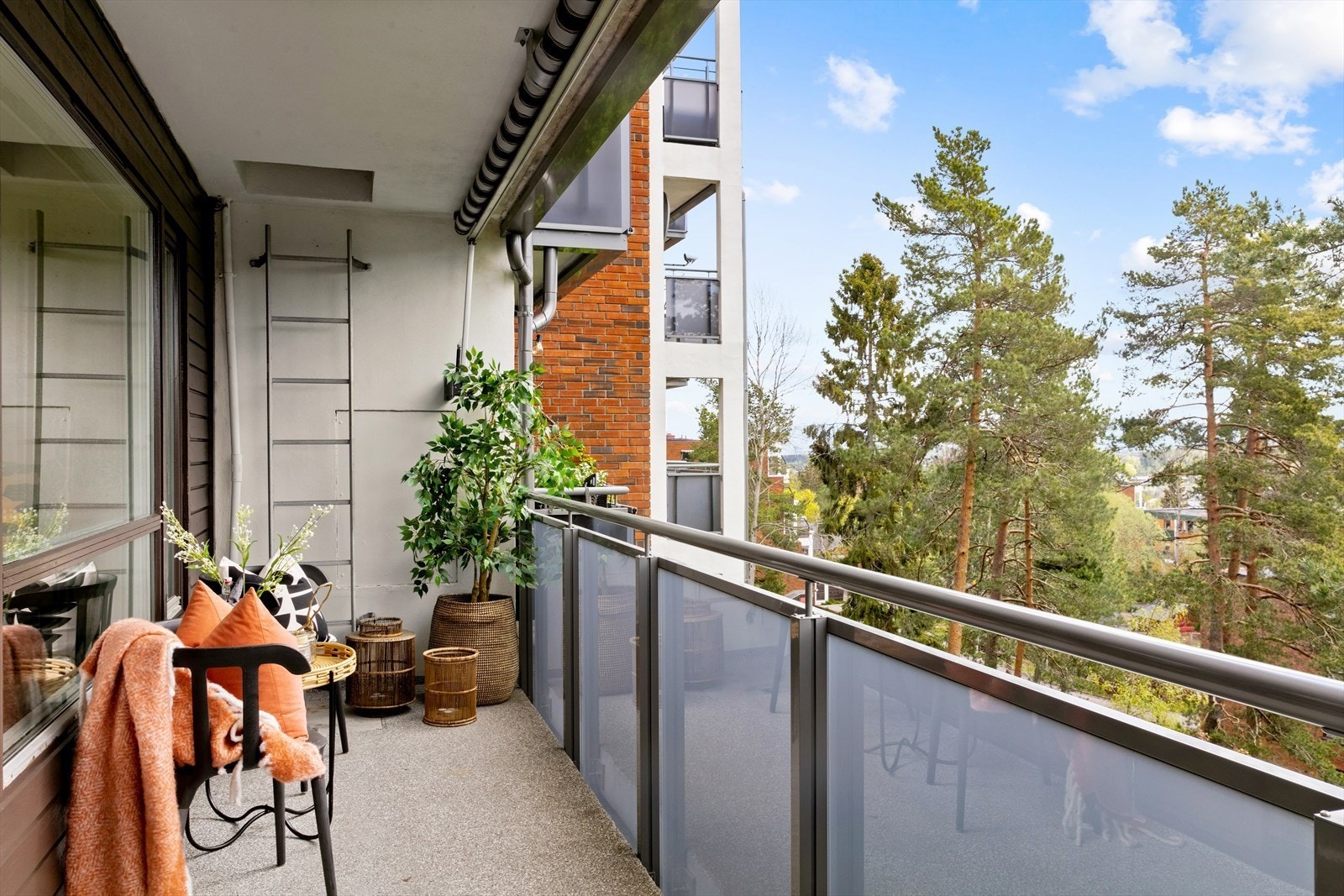 Balkongen er på ca. 10,5 kvm og har markise som skjermer for solen. Galleribilde