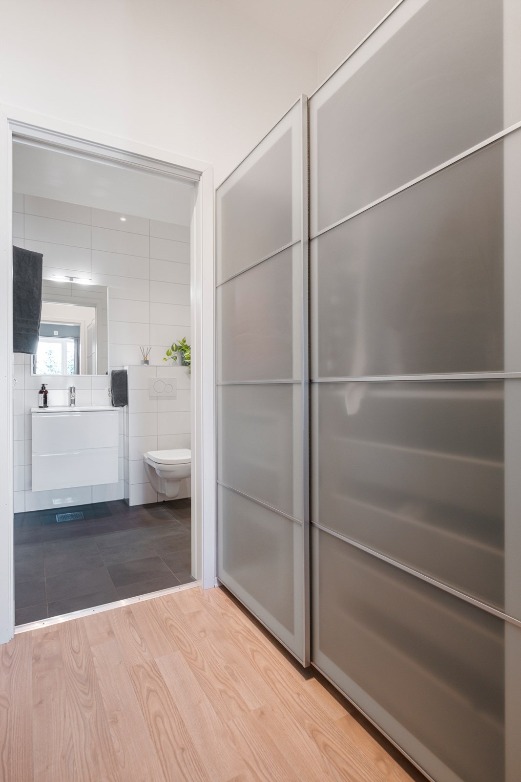 Praktisk walk-in closet med god plass til klær og oppbevaring. Galleribilde