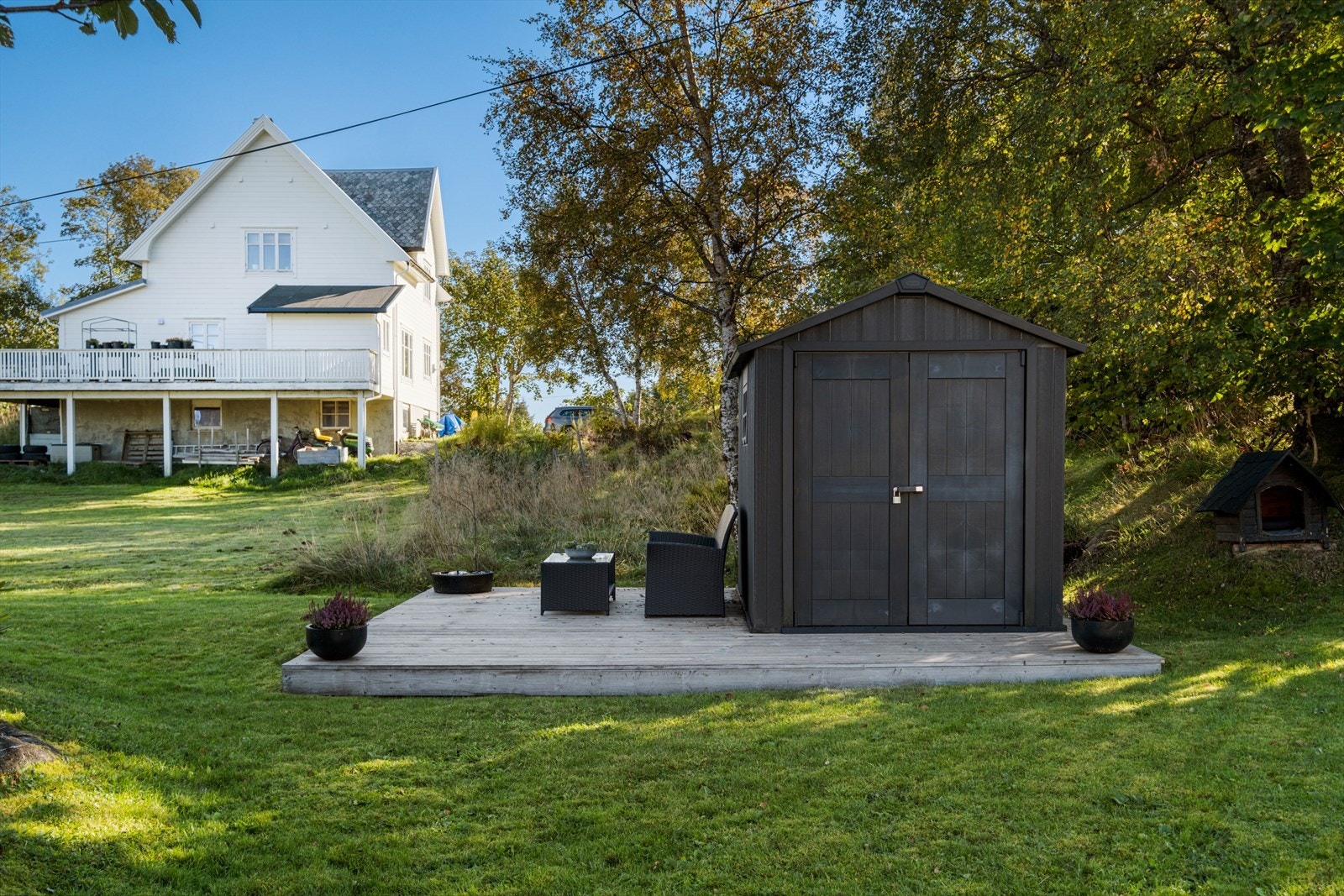 Utvendig sportsbod på ca. 5 m², med terrasseplatting. Galleribilde