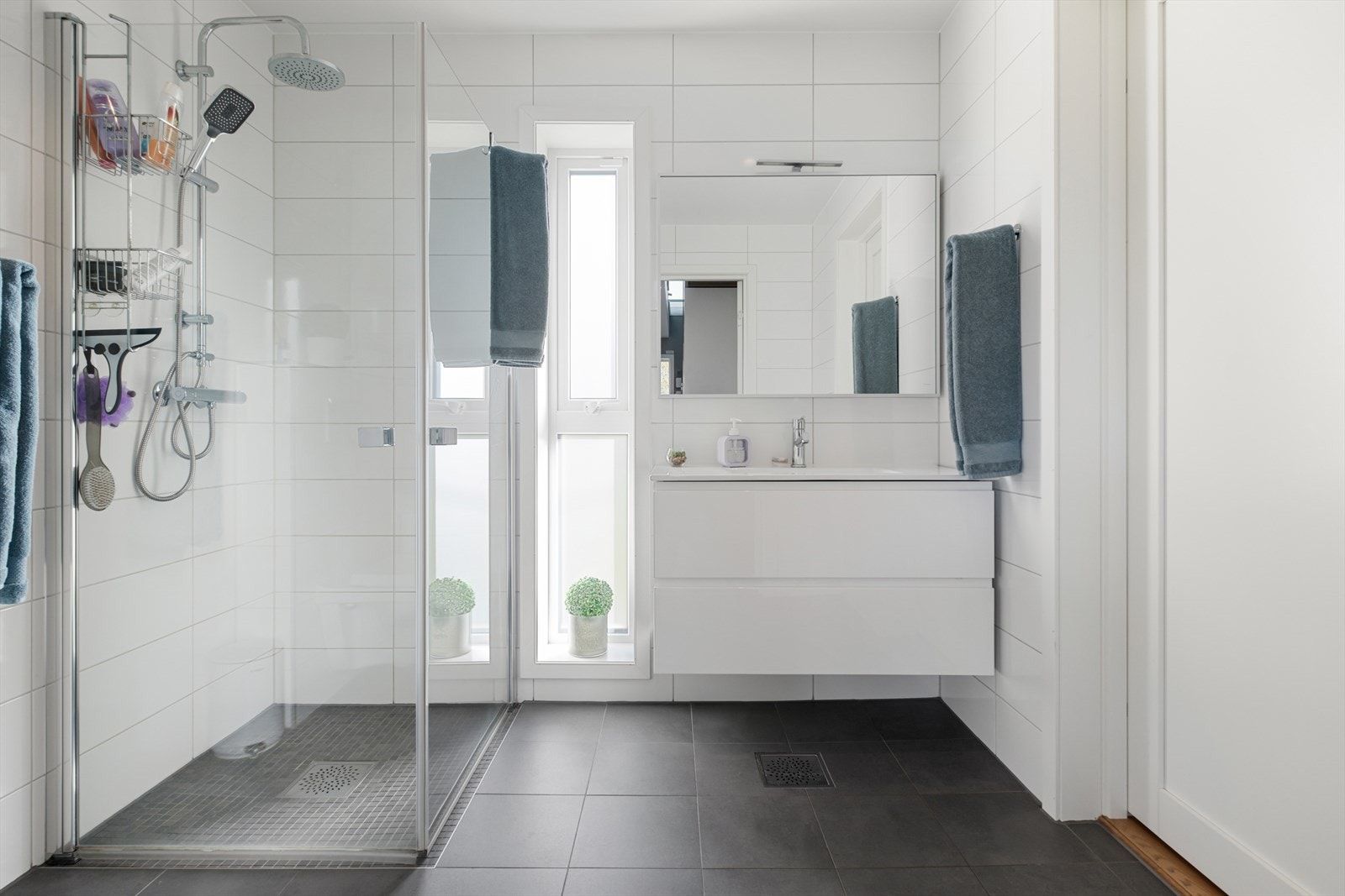 Badet har Vikingbad servantinnredning med hvite høyglans skuffer, og helstøpt porselen servantplate. Galleribilde