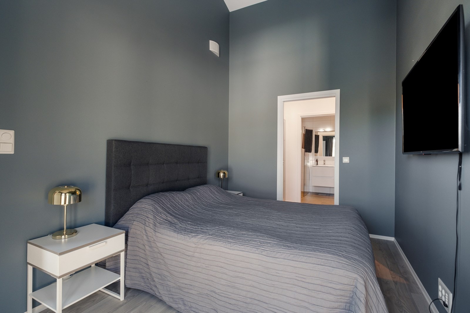 Soverom 4 fungerer som hovedsoverom og har direkte adkomst til walk-in closet. Galleribilde