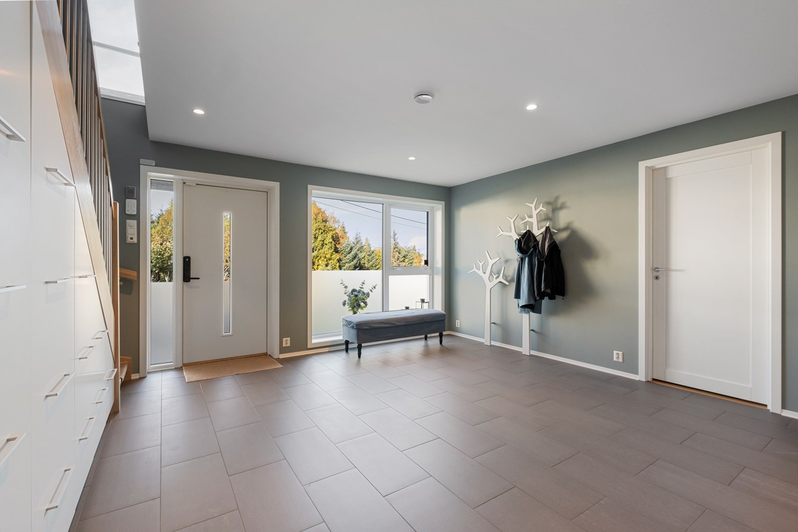 En lekker og moderne enebolig oppført i 2020, med gjennomgående høy standard og familievennlig beliggenhet i Langevåg. Galleribilde