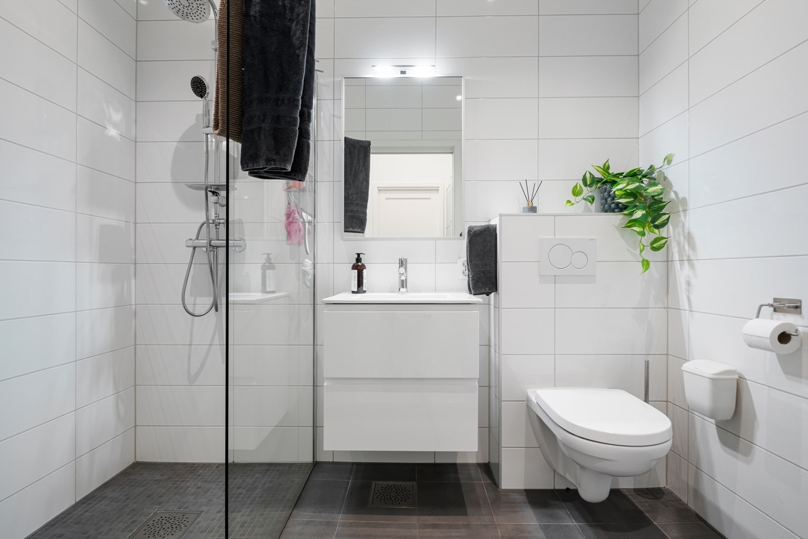 Helfliset bad med varmekabler på gulv. Galleribilde