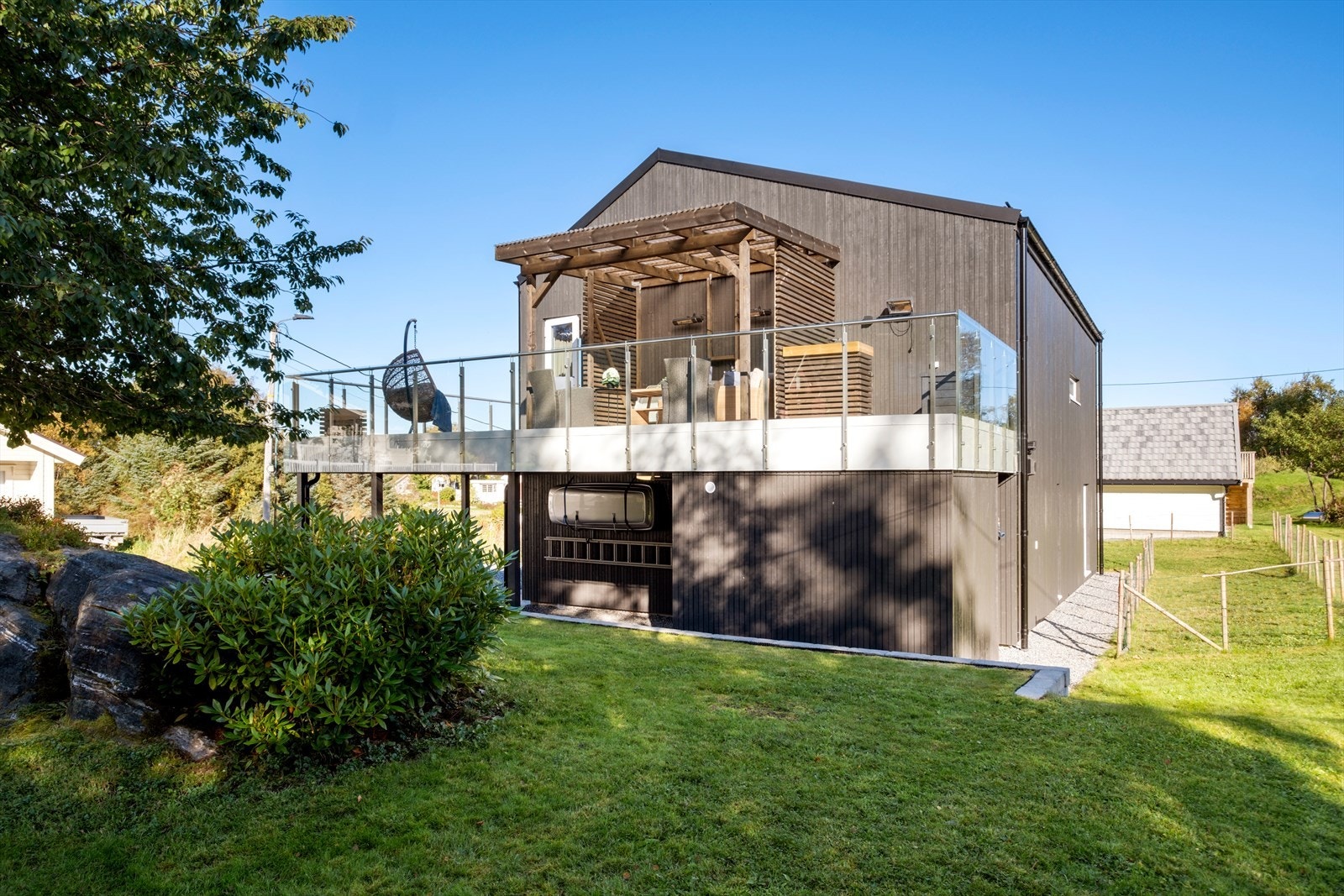 Det er parkering i carport og på egen tomt. Galleribilde