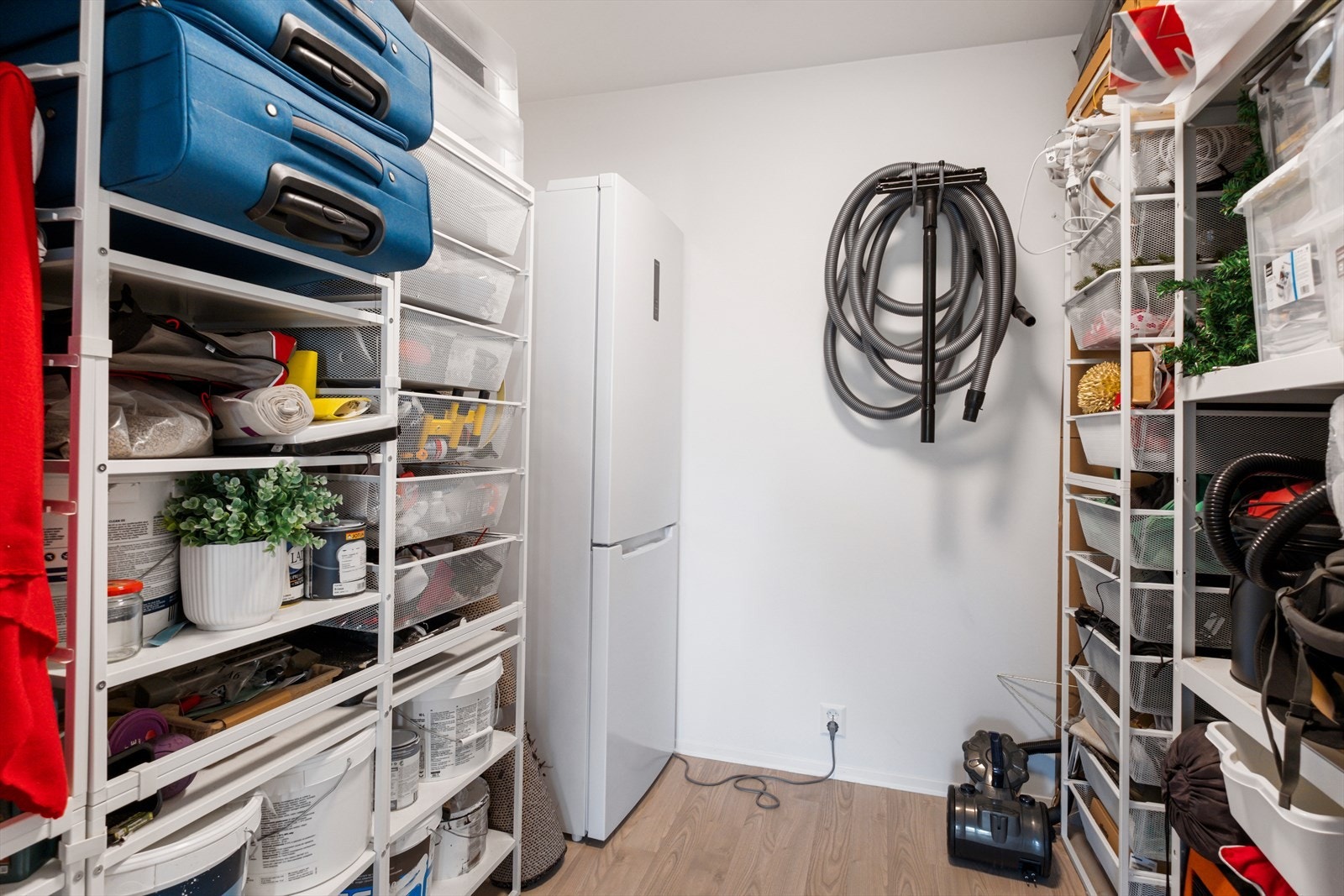 Praktisk bod med god oppbevaringsplass. Veggmontert sentralstøvsuger gir effektiv rengjøring. Galleribilde