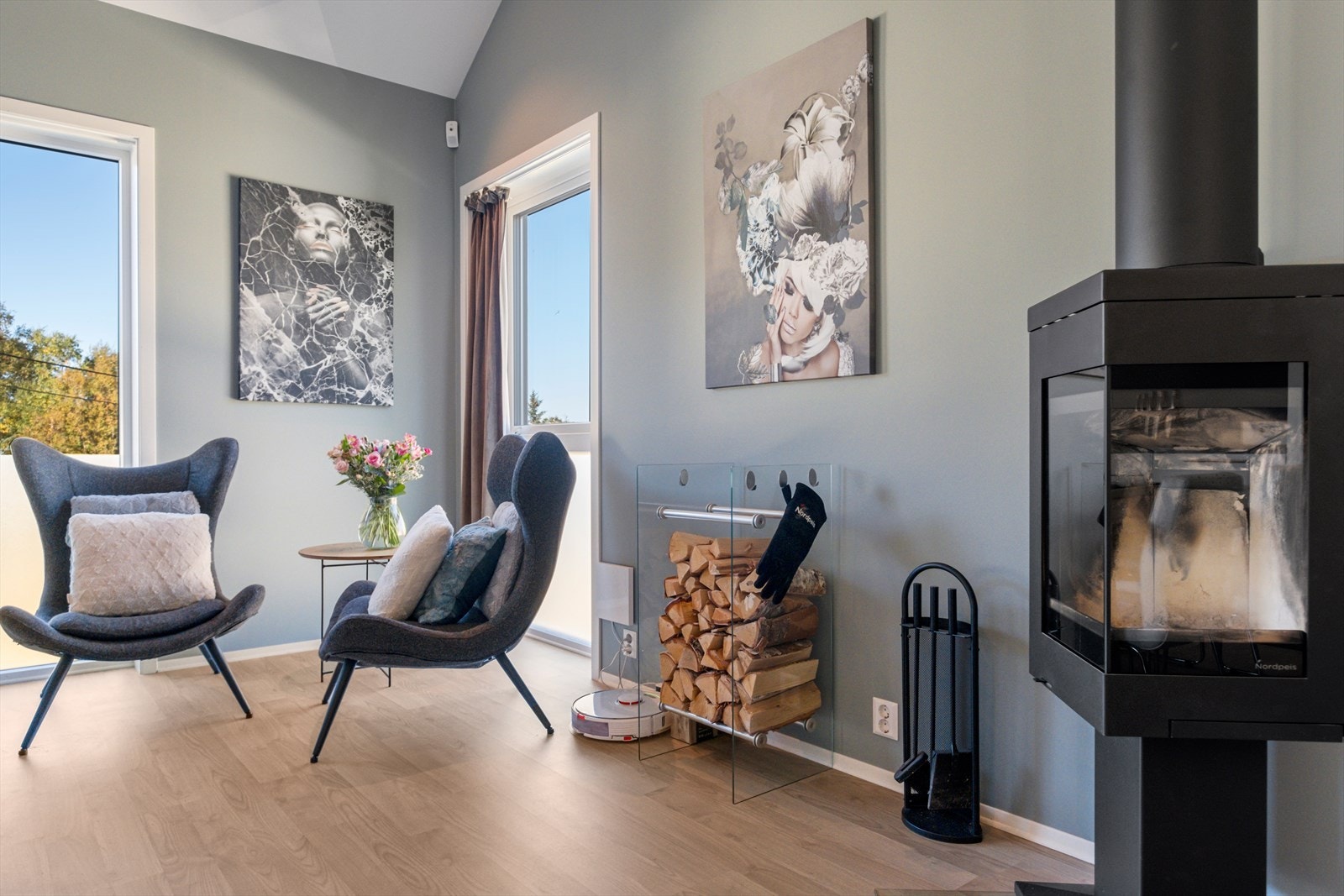 Vedovn og sitteområde skaper en koselig krok i stuen. Galleribilde