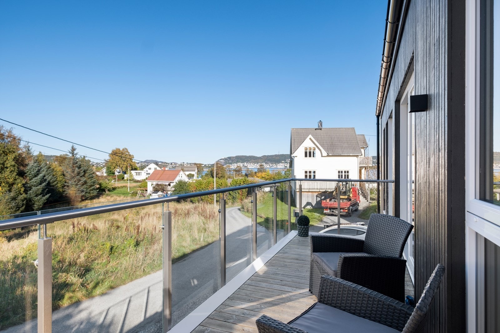 Fra stuen og hovedsoverommet er det utgang til veranda. Galleribilde