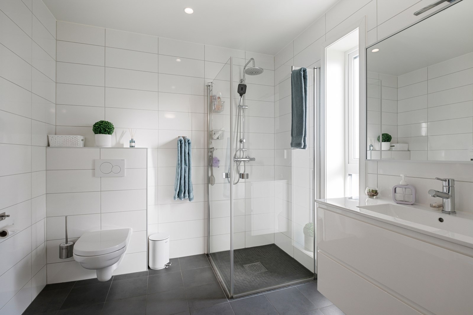 Lyst helfliset bad med elektriske varmekabler, som gir et komfortabelt bademiljø. Galleribilde