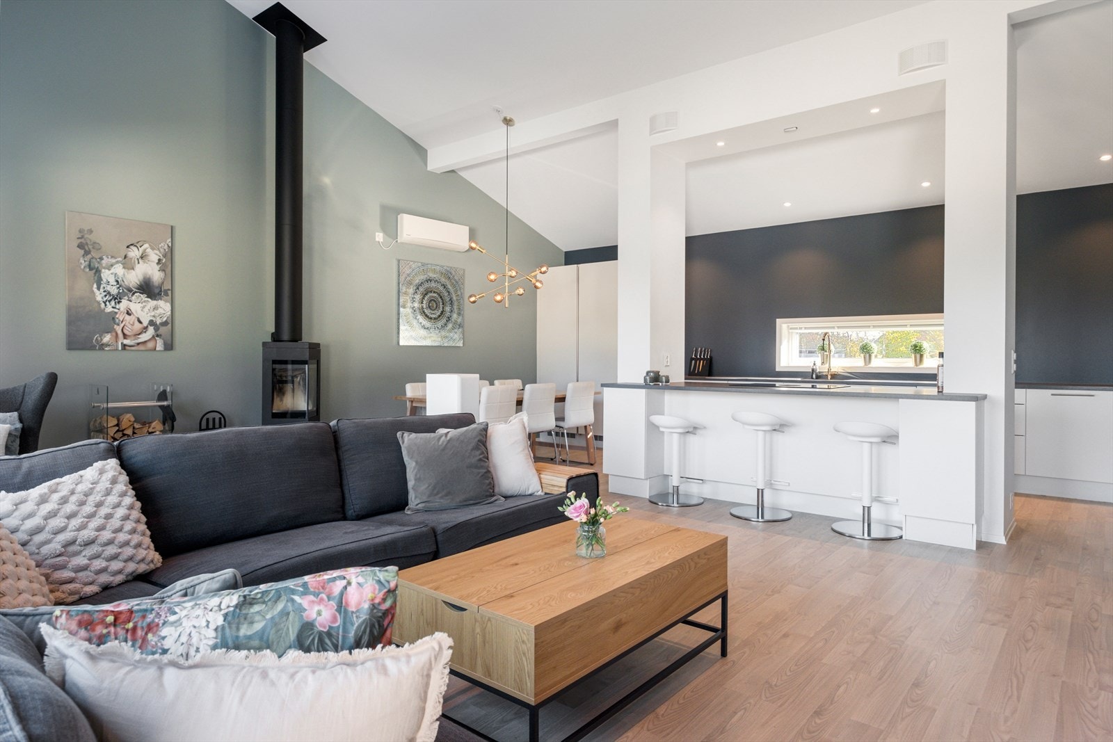 På stuen er det god plass til stor sittegruppe. Galleribilde