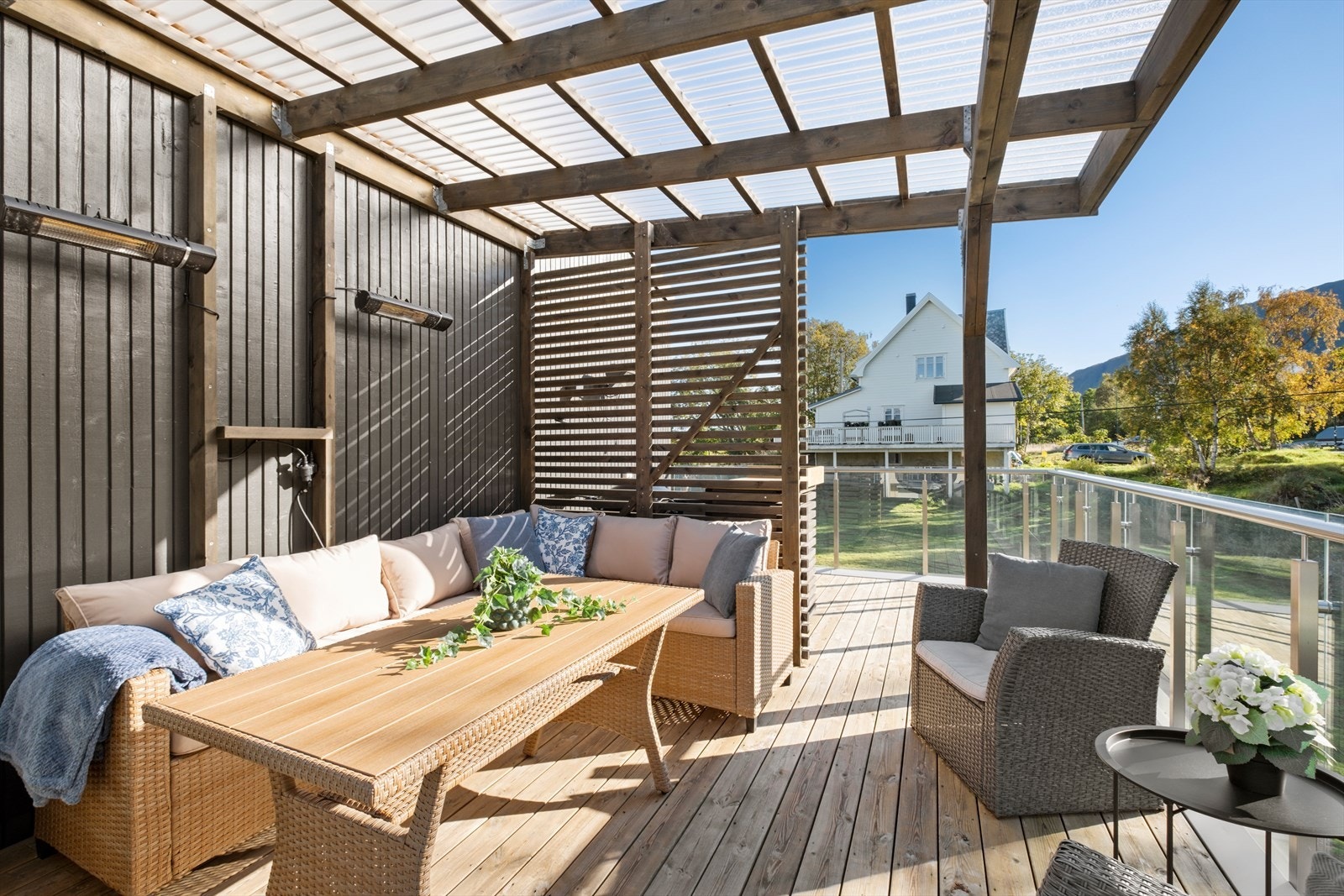 Her kan du nyte solfylte sommerdager og lune kvelder med terrassevarmere. Galleribilde