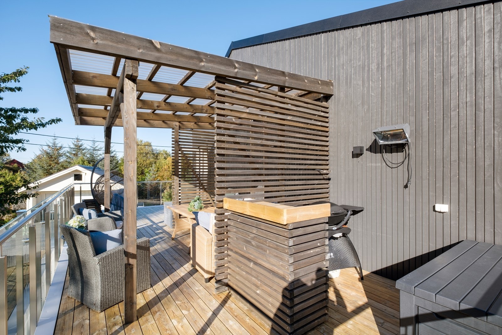 Pergolaen gir ly for sitteområdet. Galleribilde