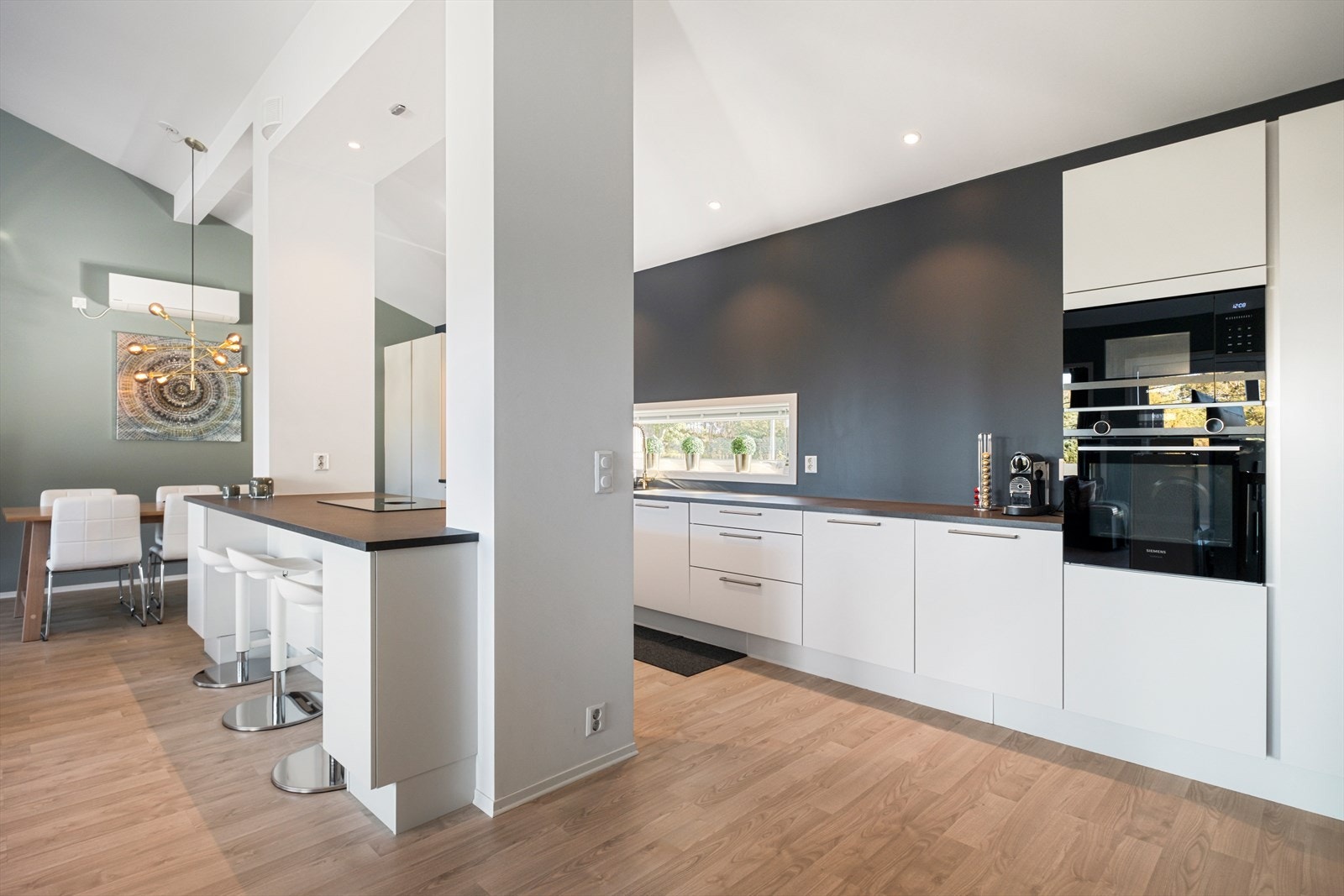 Kjøkkenet byr på romslige skapløsninger og god benkeplass. Galleribilde